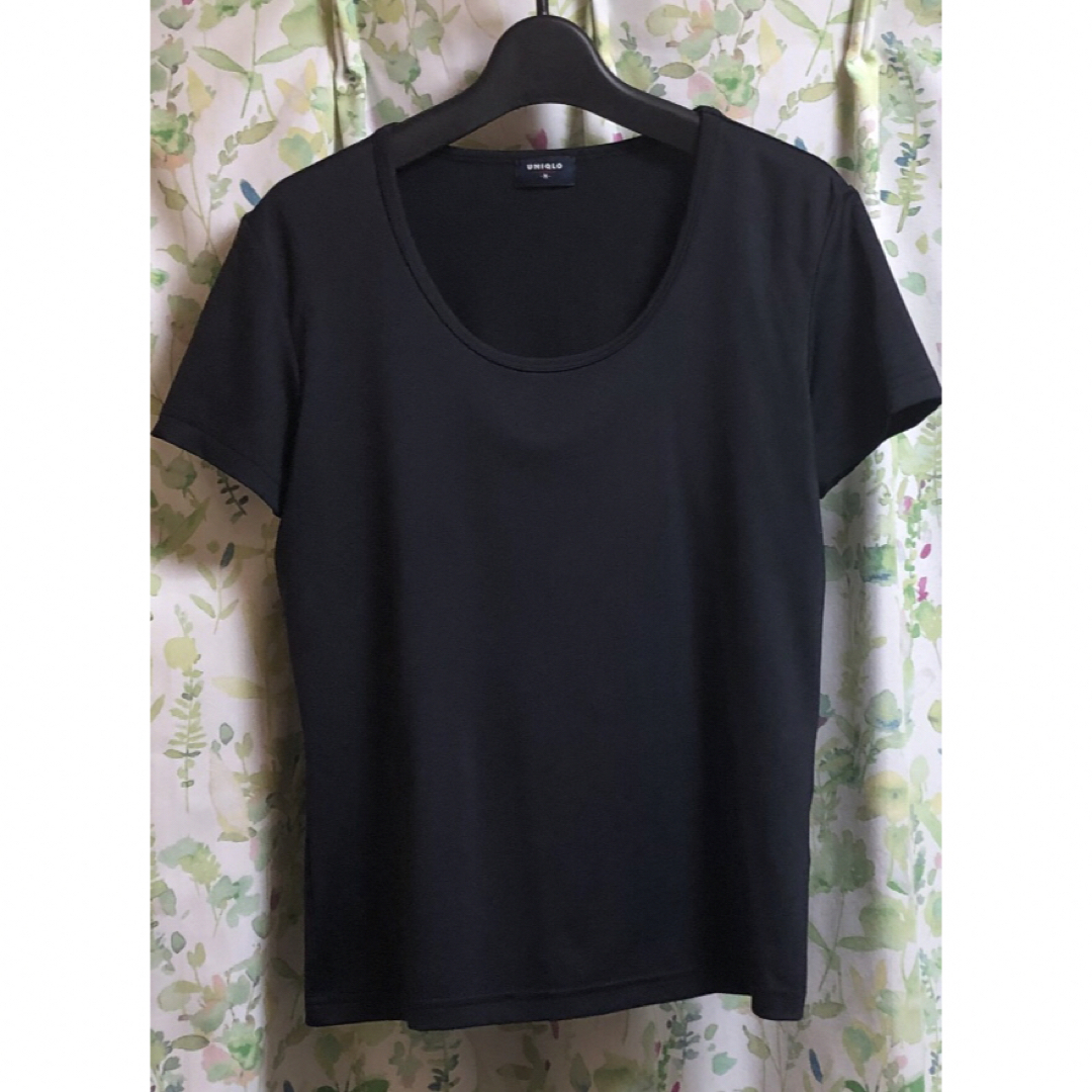 りんご様専用　新品未使用　ユニクロ　黒のTシャツ　Ｍサイズ レディースのトップス(Tシャツ(半袖/袖なし))の商品写真