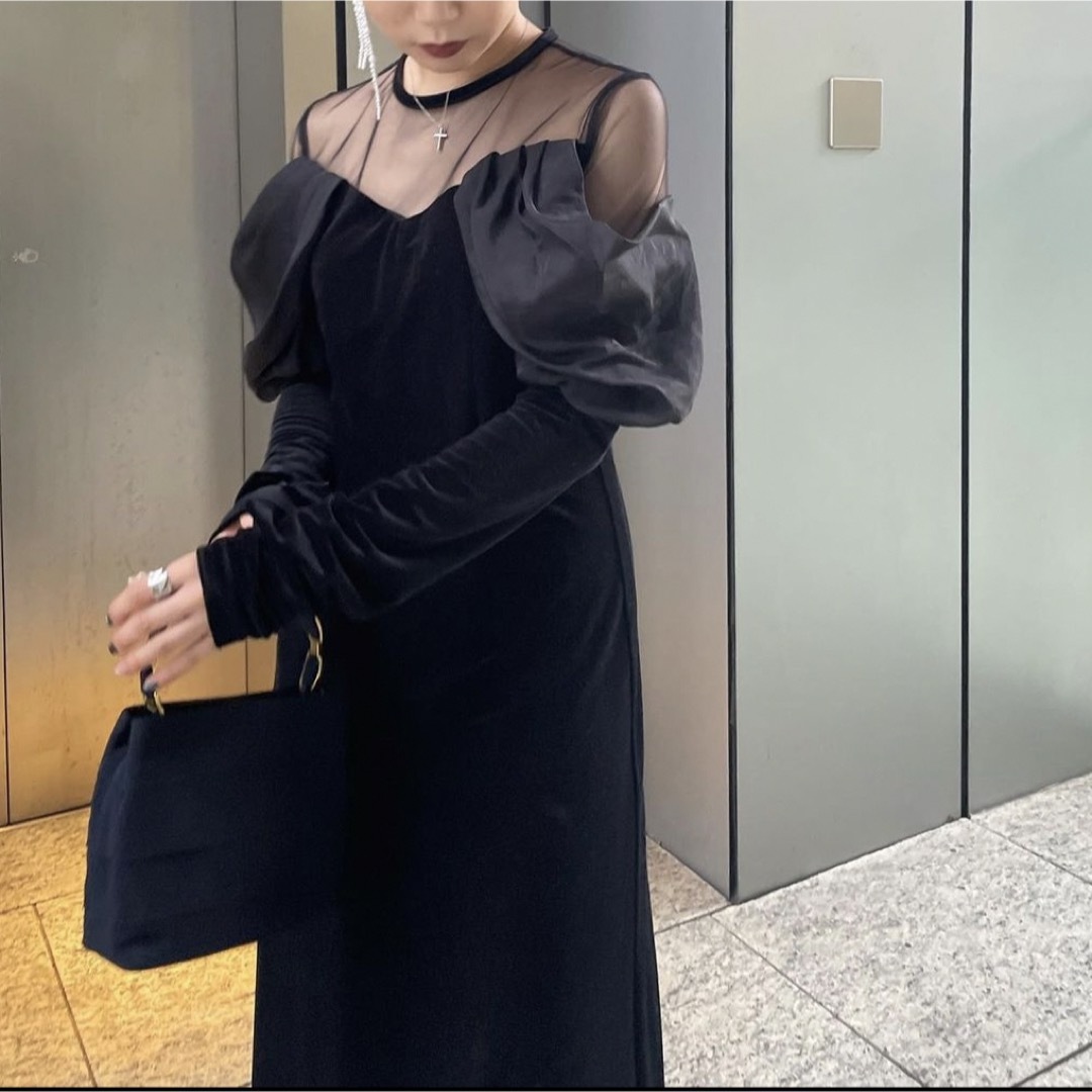 Ameri VINTAGE(アメリヴィンテージ)のAmeri  und velour off shoulder dress レディースのワンピース(ロングワンピース/マキシワンピース)の商品写真