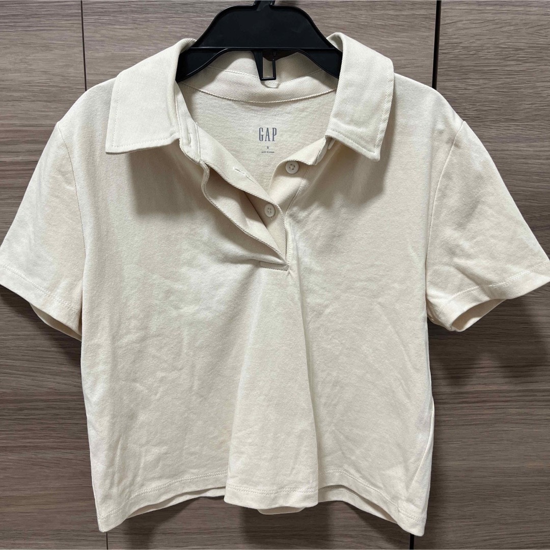 GAP(ギャップ)のGAP ポロシャツ　短め　薄めベージュ レディースのトップス(ポロシャツ)の商品写真