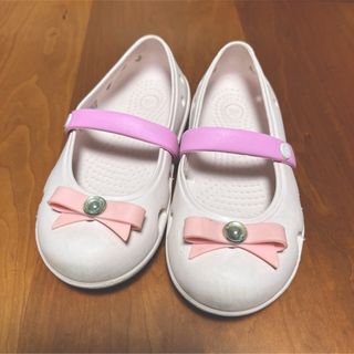 クロックス(crocs)のcrocs サンダル　リボン　ピンク色　サイズ C10 16.6cm(サンダル)