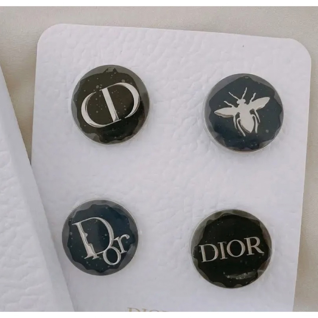 Dior(ディオール)のディオール リップケース赤 ピンバッジセット コスメ/美容のベースメイク/化粧品(口紅)の商品写真