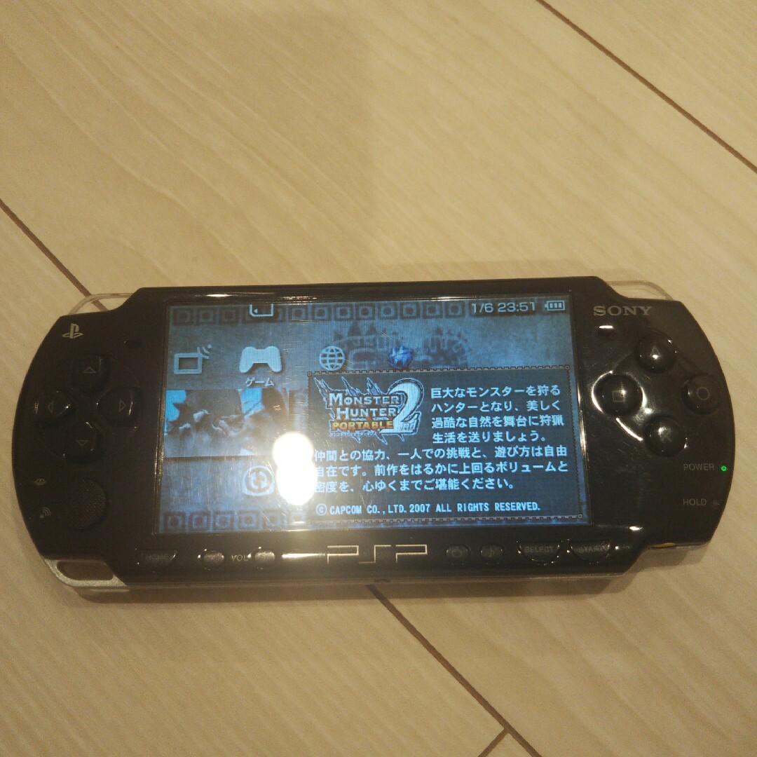 PlayStation Portable(プレイステーションポータブル)のジュウザ様専用  ⭐️psp2000本体♪黒３。新品バッテリー、ゲーム２つ付き♪ エンタメ/ホビーのゲームソフト/ゲーム機本体(家庭用ゲーム機本体)の商品写真