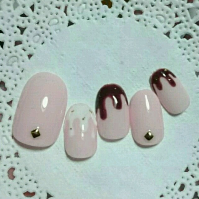 ネイルチップ スモーキーピンク×ブラックホワイトチョコレート コスメ/美容のネイル(つけ爪/ネイルチップ)の商品写真