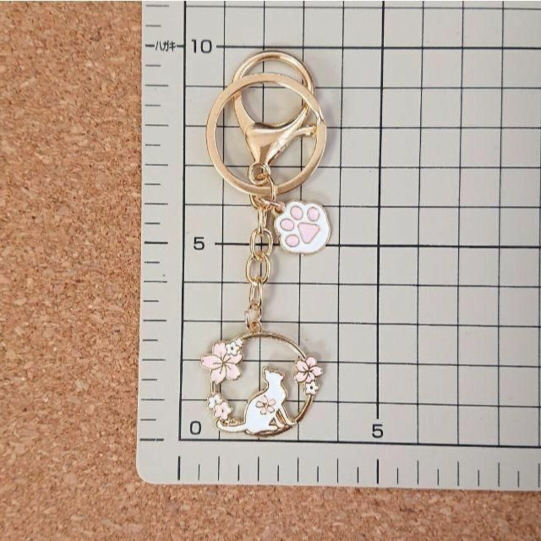 【136番】ネコと桜　キーホルダー　在庫3　猫と桜 レディースのファッション小物(キーホルダー)の商品写真