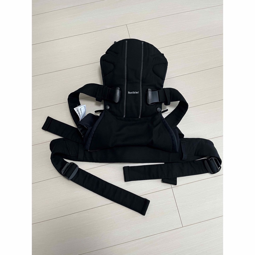 BABYBJORN(ベビービョルン)のベビービョルン　ONE KAI ブラック美品 キッズ/ベビー/マタニティの外出/移動用品(抱っこひも/おんぶひも)の商品写真