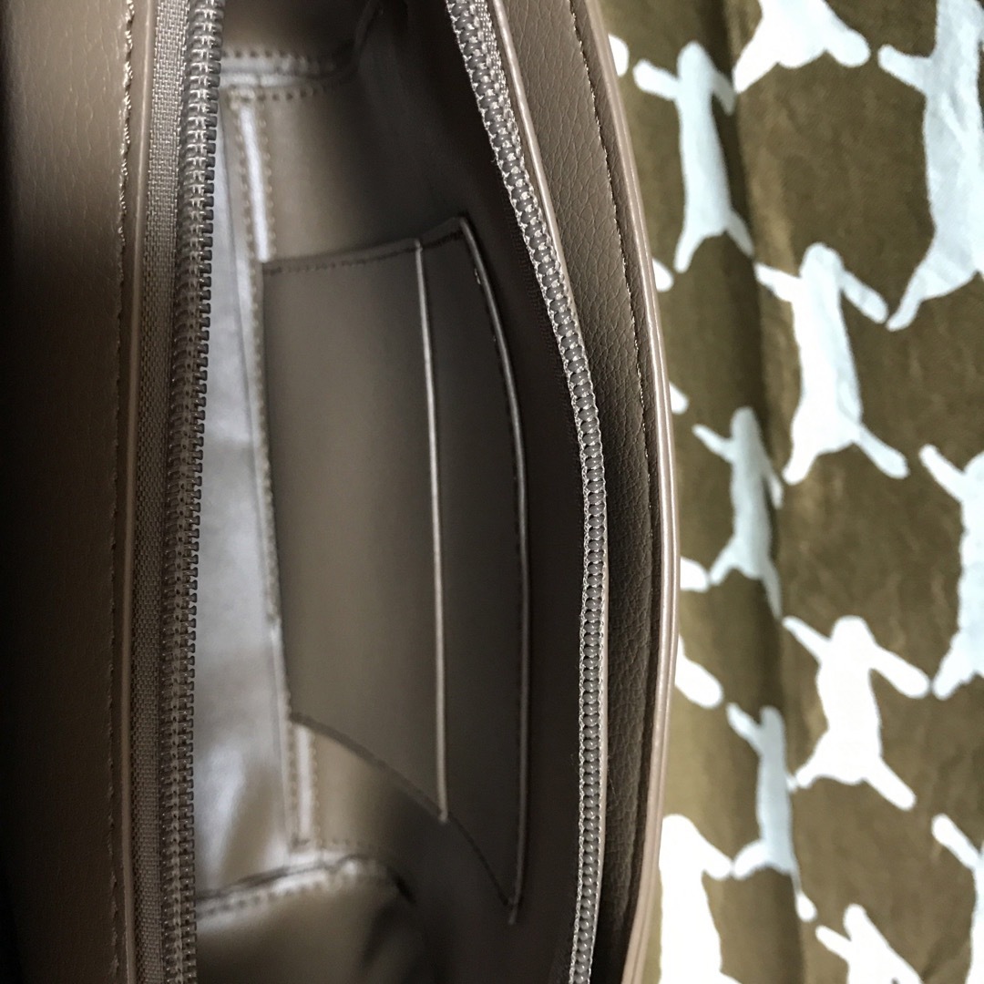 MONO COMME CA(モノコムサ)のモノコムサ　軽量合皮ショルダー／ベージュ レディースのバッグ(ショルダーバッグ)の商品写真