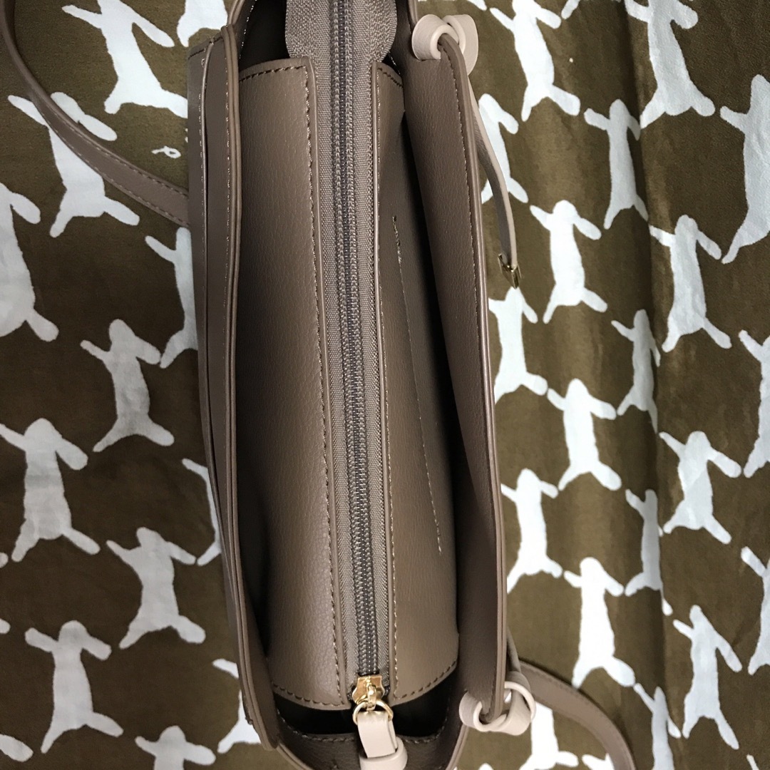 MONO COMME CA(モノコムサ)のモノコムサ　軽量合皮ショルダー／ベージュ レディースのバッグ(ショルダーバッグ)の商品写真