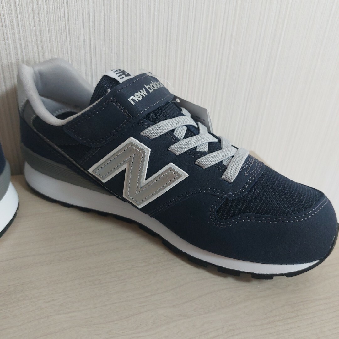 New Balance(ニューバランス)のニューバランス    996　22.5cm　新品　ネイビー キッズ/ベビー/マタニティのキッズ靴/シューズ(15cm~)(スニーカー)の商品写真