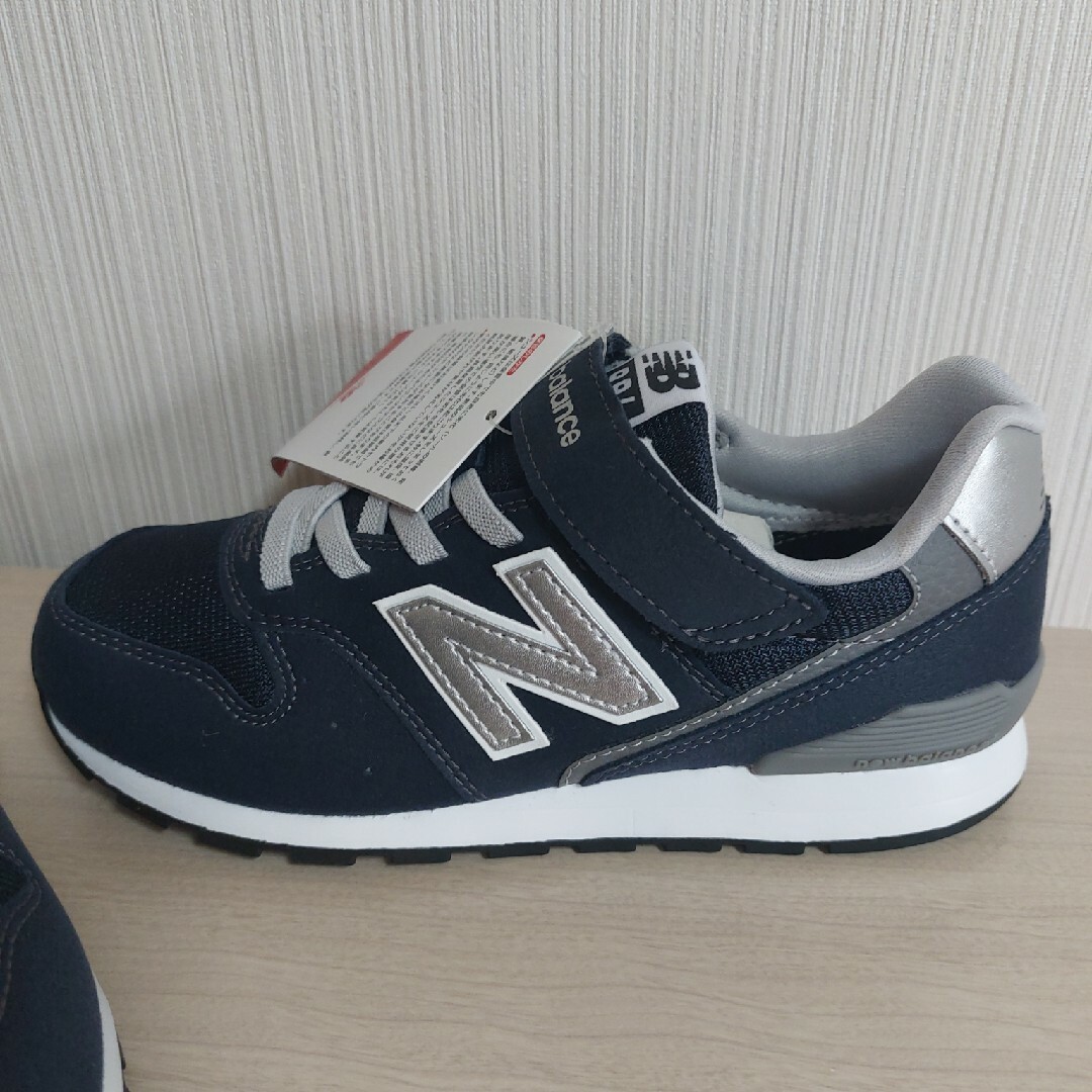 New Balance(ニューバランス)のニューバランス    996　22.5cm　新品　ネイビー キッズ/ベビー/マタニティのキッズ靴/シューズ(15cm~)(スニーカー)の商品写真