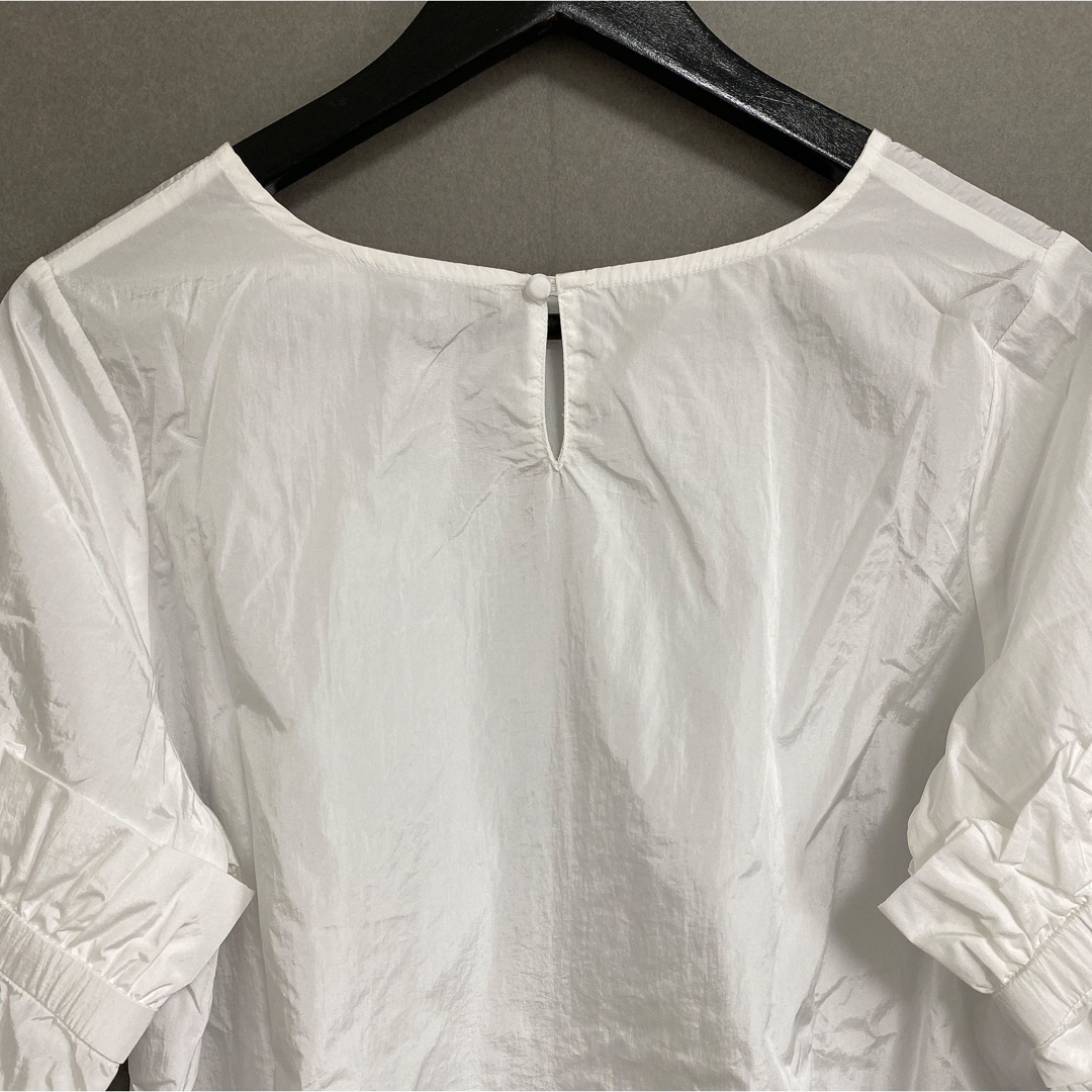 新品✴︎ サテン袖フリルデザインプルオーバー　白　ホワイト レディースのトップス(その他)の商品写真