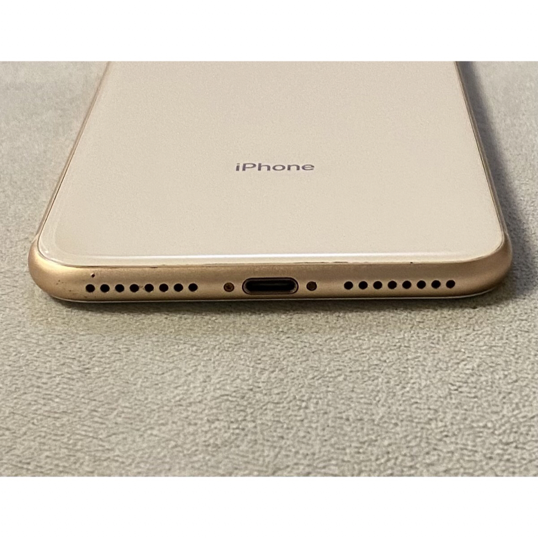 Apple(アップル)のiPhone 8 Plus Gold 64 GB SIMフリー スマホ/家電/カメラのスマートフォン/携帯電話(スマートフォン本体)の商品写真
