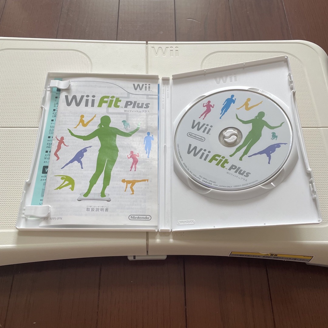 Wii(ウィー)のWii Fit Plus & バランスボード　セット エンタメ/ホビーのゲームソフト/ゲーム機本体(家庭用ゲームソフト)の商品写真