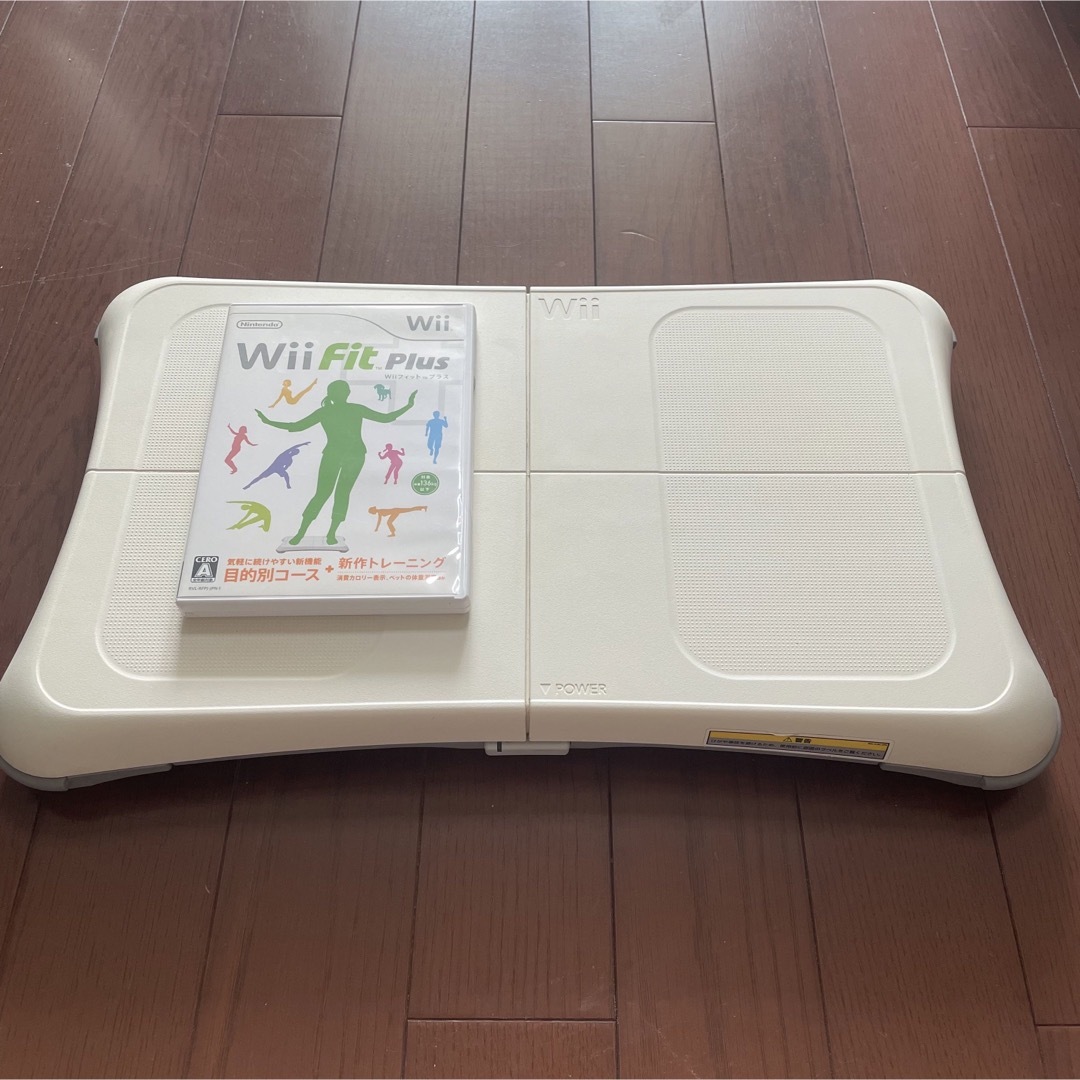 Wii(ウィー)のWii Fit Plus & バランスボード　セット エンタメ/ホビーのゲームソフト/ゲーム機本体(家庭用ゲームソフト)の商品写真