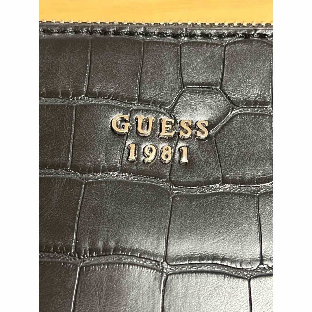 GUESS(ゲス)のGUESS クロコ型押しクラッチバッグ レディースのバッグ(クラッチバッグ)の商品写真