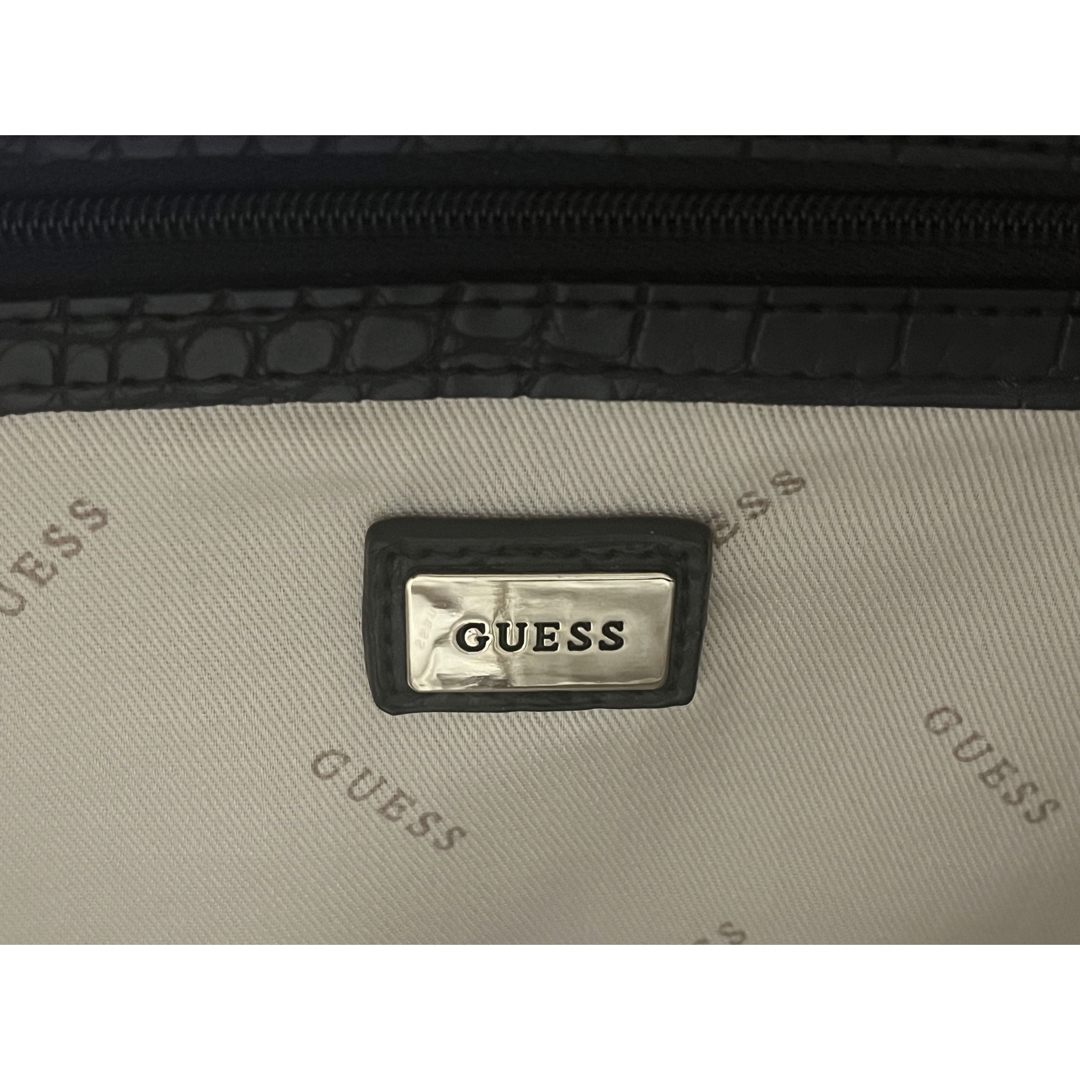 GUESS(ゲス)のGUESS クロコ型押しクラッチバッグ レディースのバッグ(クラッチバッグ)の商品写真