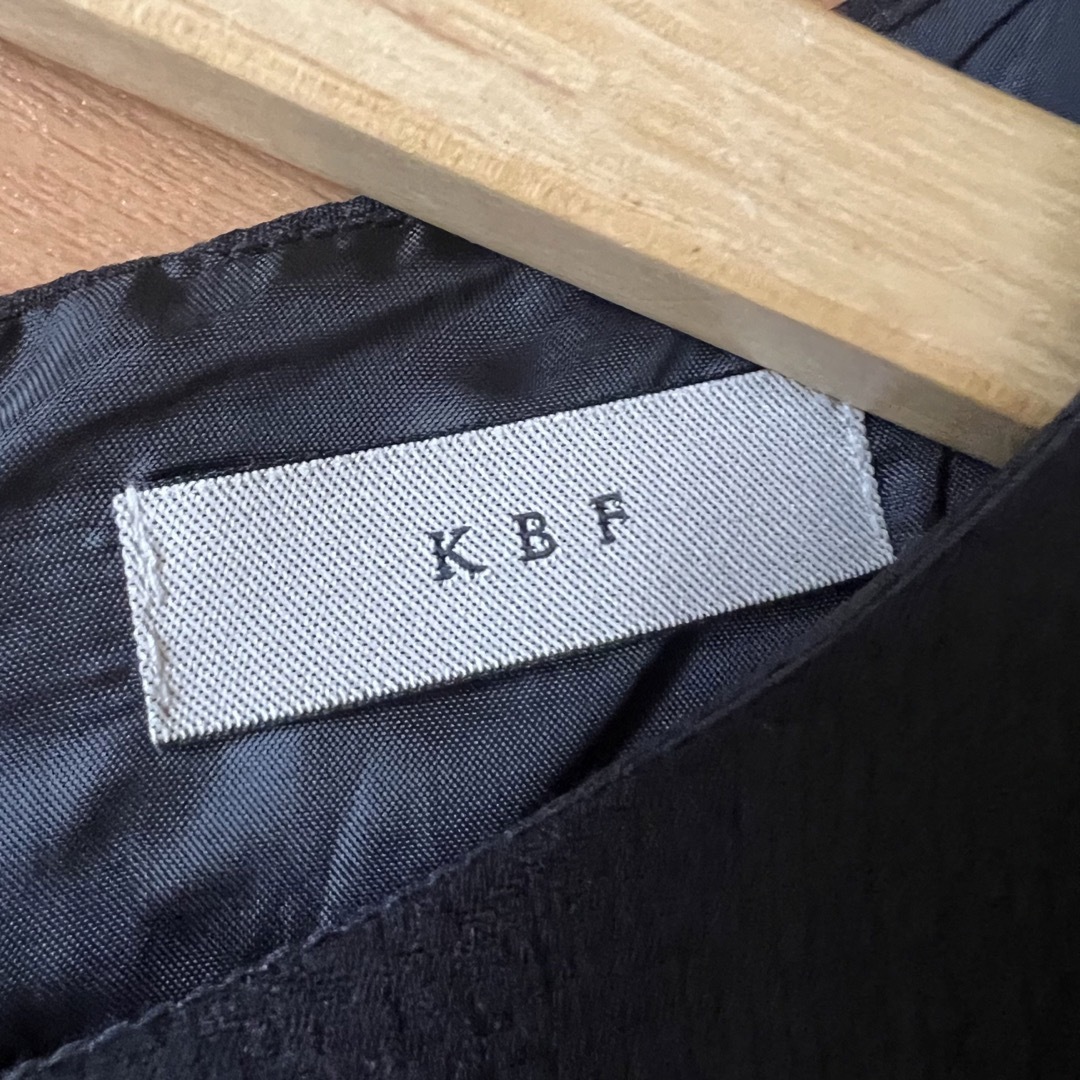 KBF(ケービーエフ)のKBF 上品フレアー膝丈ワンピース レディースのワンピース(ひざ丈ワンピース)の商品写真