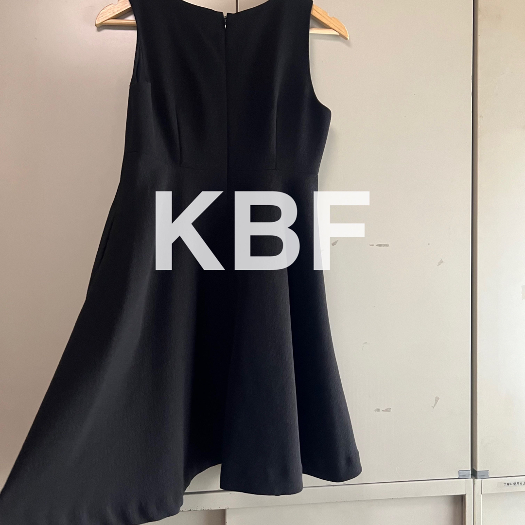 KBF(ケービーエフ)のKBF 上品フレアー膝丈ワンピース レディースのワンピース(ひざ丈ワンピース)の商品写真