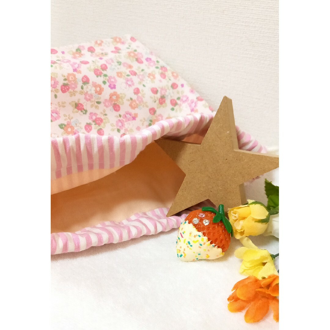 【おまけ付❤️】お弁当袋　女の子　いちご　花柄 ハンドメイドのキッズ/ベビー(外出用品)の商品写真