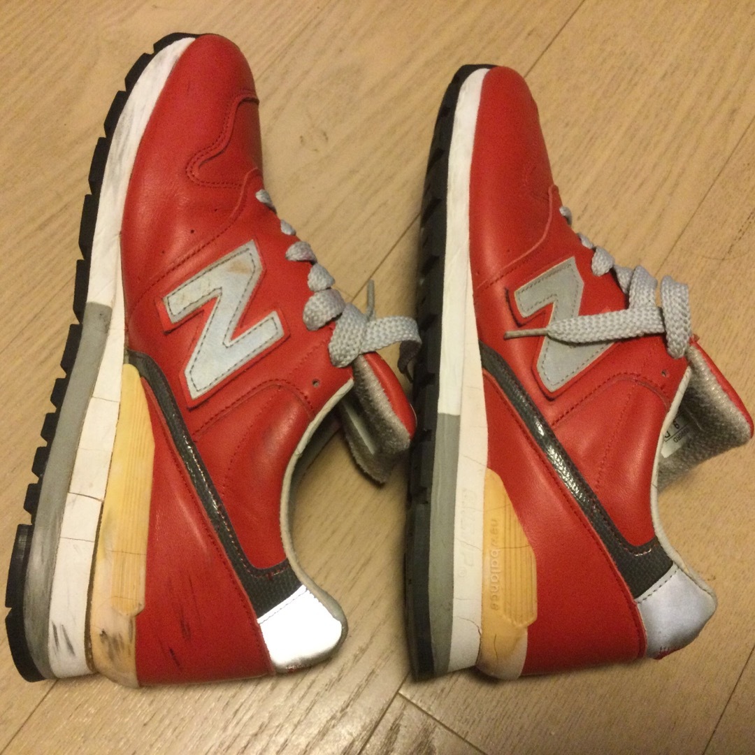 996（New Balance）(キュウキュウロク)のニューバランスM996RD サイズ9D メンズの靴/シューズ(スニーカー)の商品写真