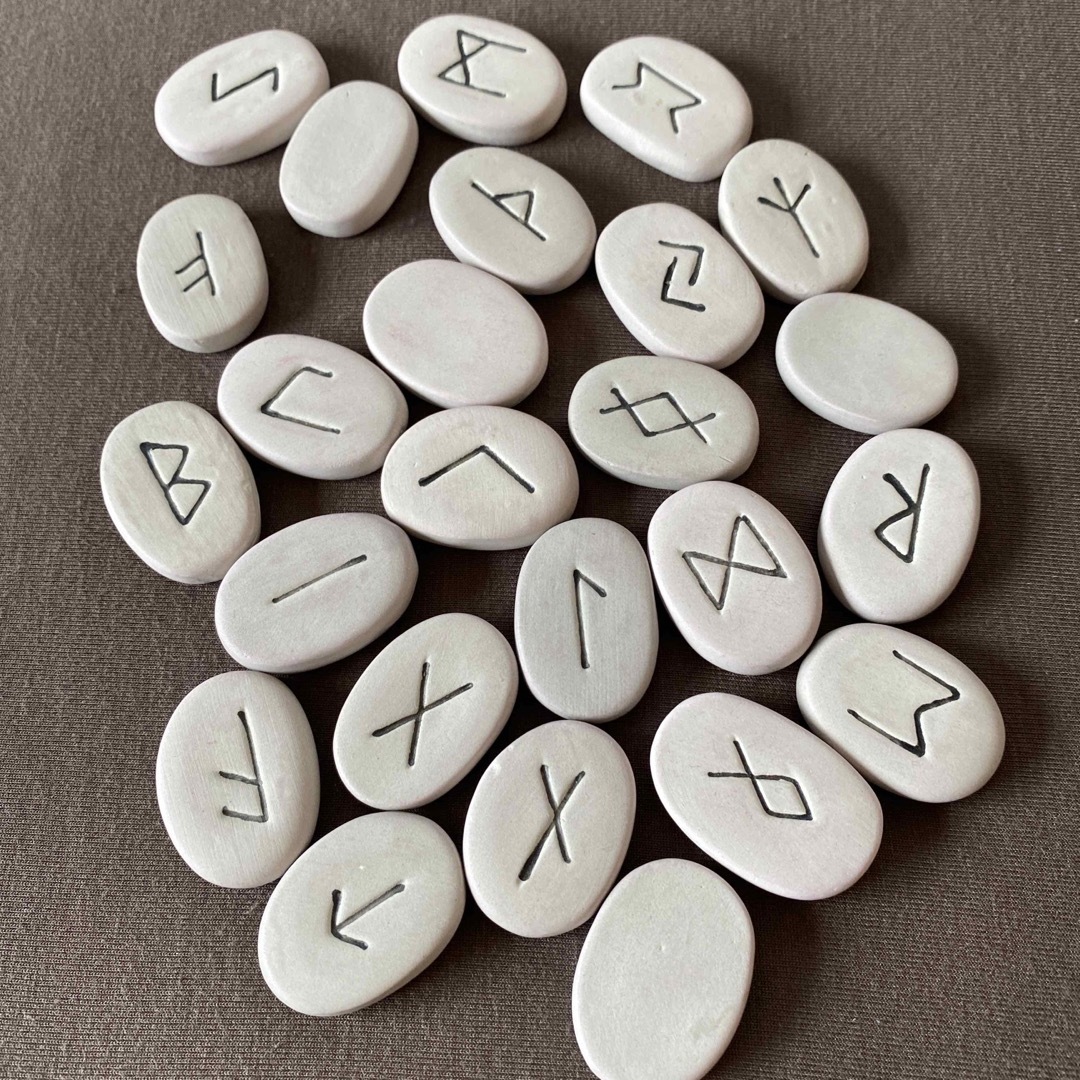 ルーンの書 The Book of Runes(状態ご確認ください)の通販 by 瞳のお店|ラクマ ルーンの書 The Book of Runes(状態ご確認ください)の通販 by 瞳のお店|ラクマ