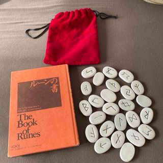 ルーンの書 The Book of Runes(状態ご確認ください)の通販 by 瞳のお店|ラクマ ルーンの書 The Book of Runes(状態ご確認ください)の通販 by 瞳のお店|ラクマ