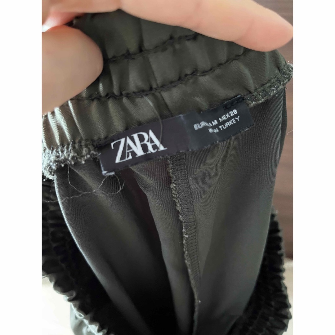 ZARA(ザラ)のZARA サテン調カーゴパンツ Mサイズ レディースのパンツ(ワークパンツ/カーゴパンツ)の商品写真