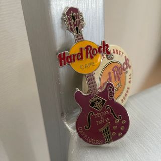 ハードロックカフェ(Hard Rock CAFE)の新品　2006年製　山羊座　ハードロックカフェ　ギター　ピンバッジ　と　缶バッチ(その他)