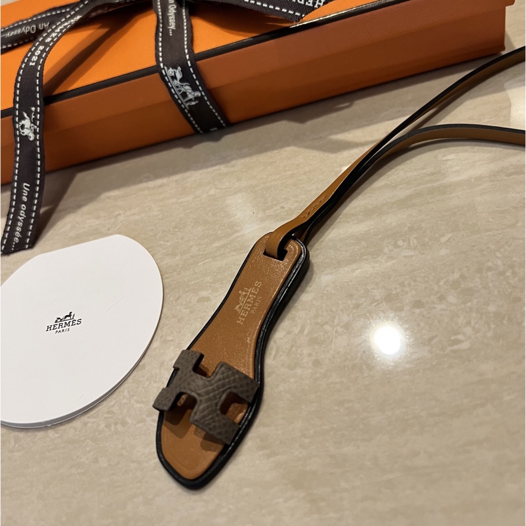 新品未使用【Hermes】エルメス　オランナノチャーム　エトゥープ