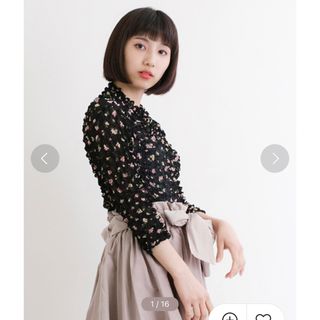 メルロー(merlot)のお花柄　シフォンポップコーンプルオーバー　カットソー  ブラック(カットソー(長袖/七分))