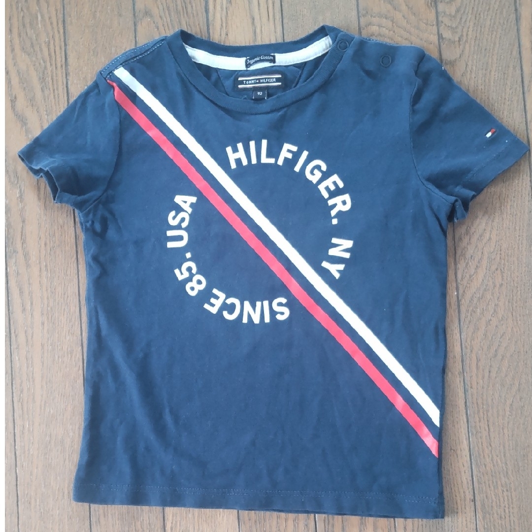 TOMMY HILFIGER(トミーヒルフィガー)のトミーフィルフィガー　紺のTシャツ90 キッズ/ベビー/マタニティのキッズ服男の子用(90cm~)(Tシャツ/カットソー)の商品写真