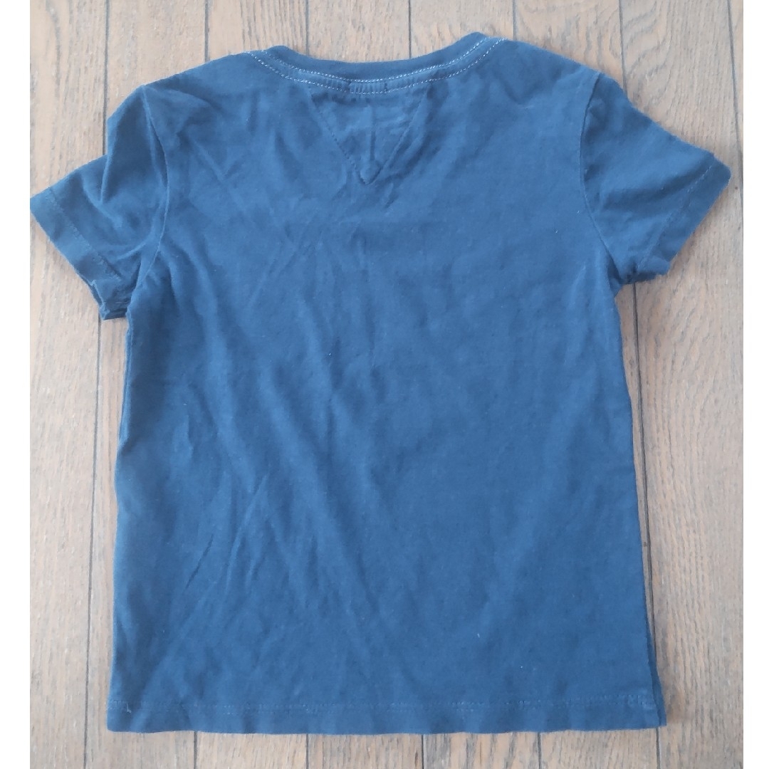TOMMY HILFIGER(トミーヒルフィガー)のトミーフィルフィガー　紺のTシャツ90 キッズ/ベビー/マタニティのキッズ服男の子用(90cm~)(Tシャツ/カットソー)の商品写真