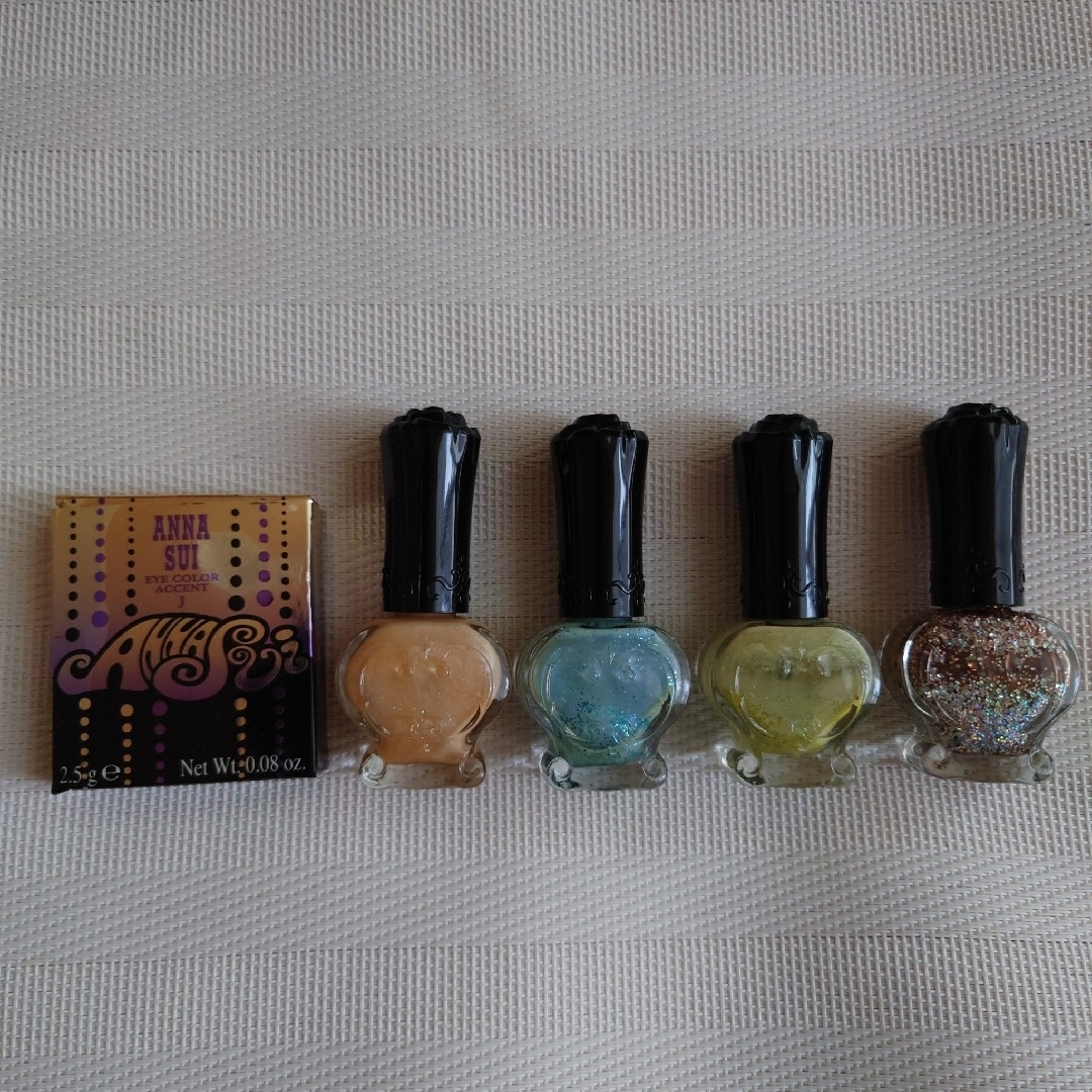 ANNA SUI(アナスイ)のANNA SUI　アイシャドウ・ネイルポリッシュ４本 コスメ/美容のベースメイク/化粧品(アイシャドウ)の商品写真