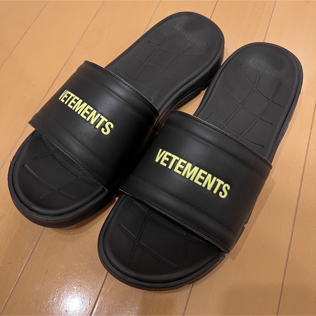 VETEMENTS×Reebok☆Logo Slidesヴェトモンサンダル