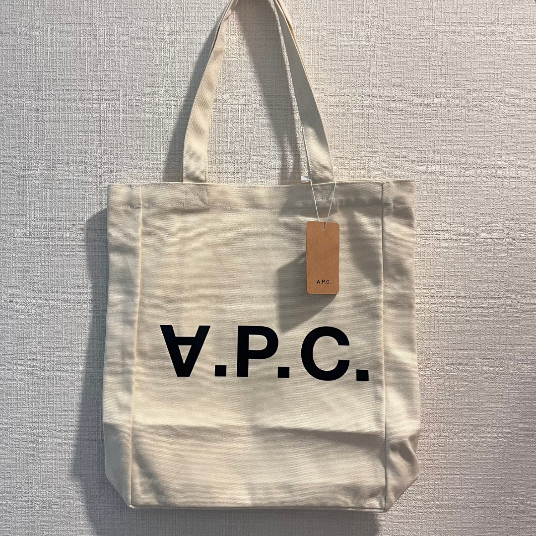 A.P.C(アーペーセー)の【未使用 タグ付】アーペーセー ブラック ロゴ トートバッグ ショッピングバッグ レディースのバッグ(トートバッグ)の商品写真