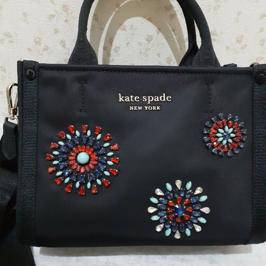 日本の直営店舗 kate spade　ナイロン　花火柄ビシュー　手提げショルダーバッグ　新品