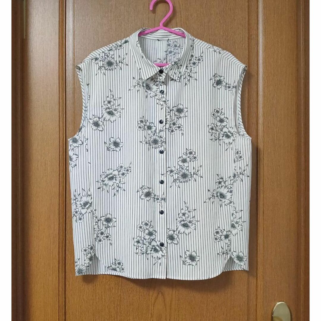 IENA(イエナ)のIENA ストライプフラワーノースリーブシャツブラウス レディースのトップス(シャツ/ブラウス(半袖/袖なし))の商品写真