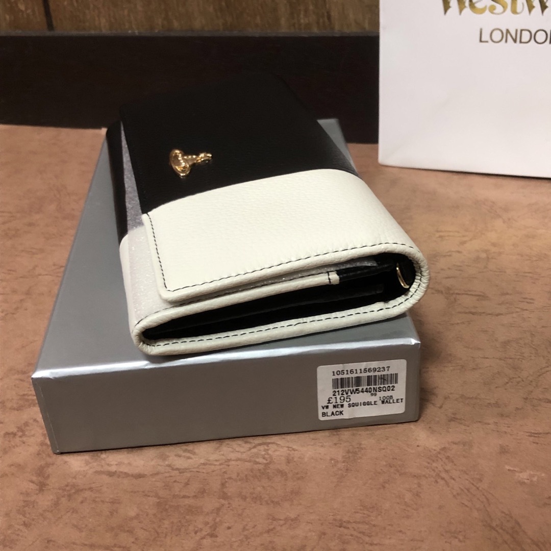 ヴィヴィアンウエストウッド長財布新品未使用 白 黒 二つ折り