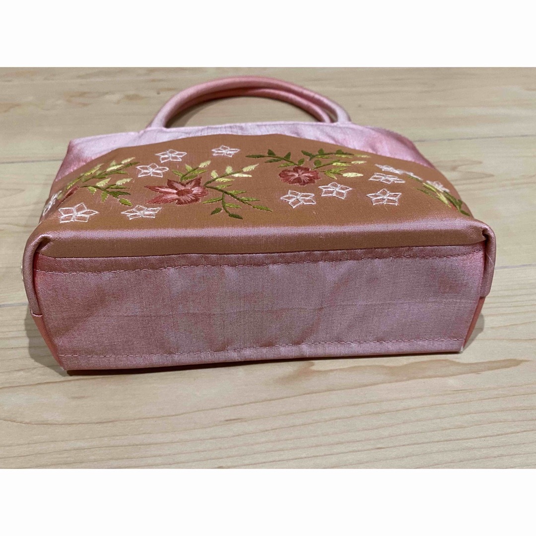 刺繍バッグ　ハンドメイド　海外製　ピンク　シルク レディースのバッグ(ハンドバッグ)の商品写真