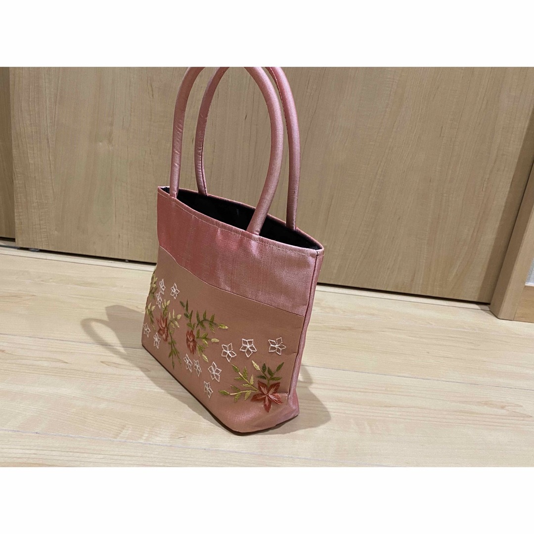 刺繍バッグ　ハンドメイド　海外製　ピンク　シルク レディースのバッグ(ハンドバッグ)の商品写真