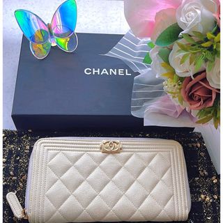 シャネル(CHANEL)のCHANEL ボーイシャネル　白　長財布【中古】美品★箱付(財布)