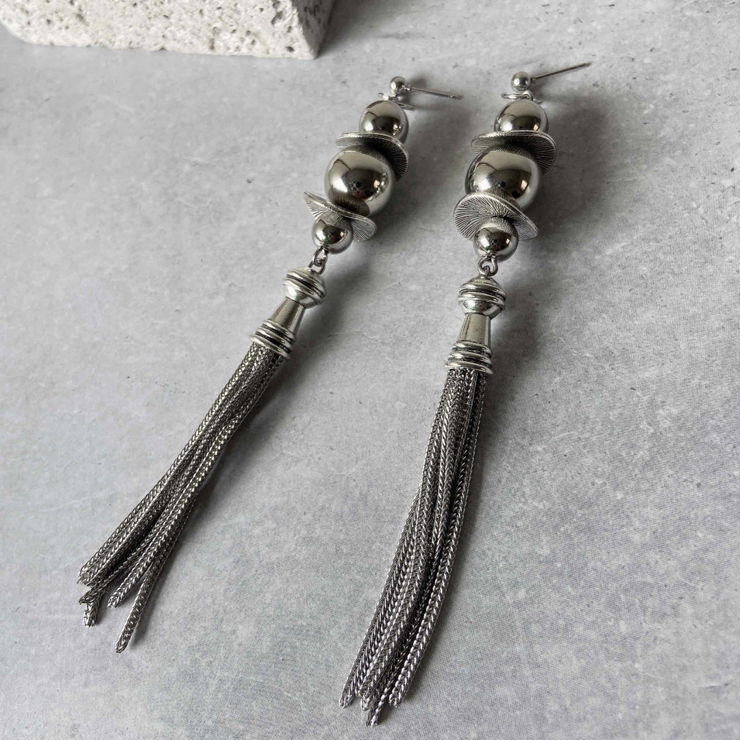 TOGA(トーガ)のハンドメイド 個性的 韓国 シルバー タッセル 丸玉 ピアス イヤリング ハンドメイドのアクセサリー(ピアス)の商品写真