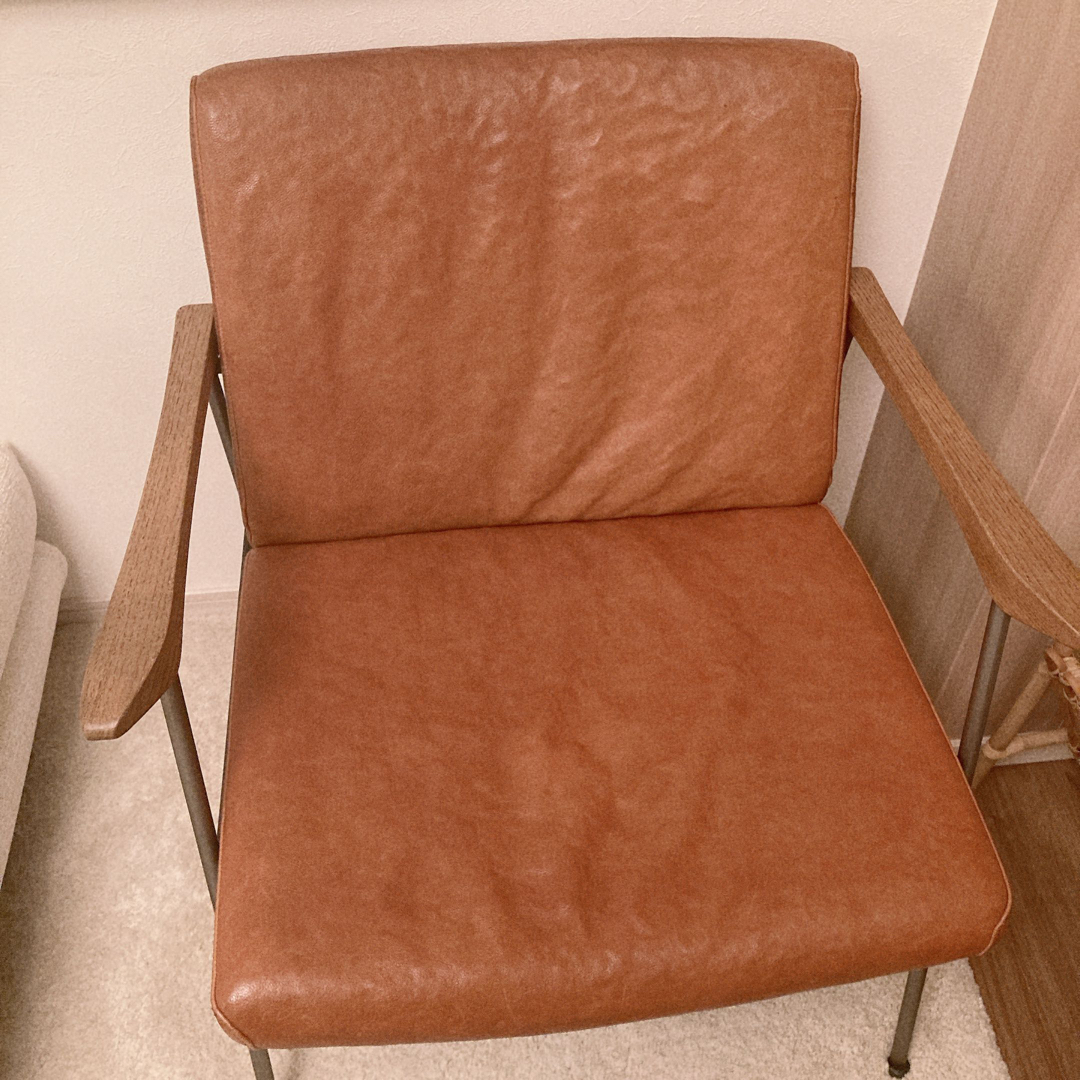 トラックファニチャー　FURROWED-LEATHER ARM CHAIR インテリア/住まい/日用品のソファ/ソファベッド(一人掛けソファ)の商品写真