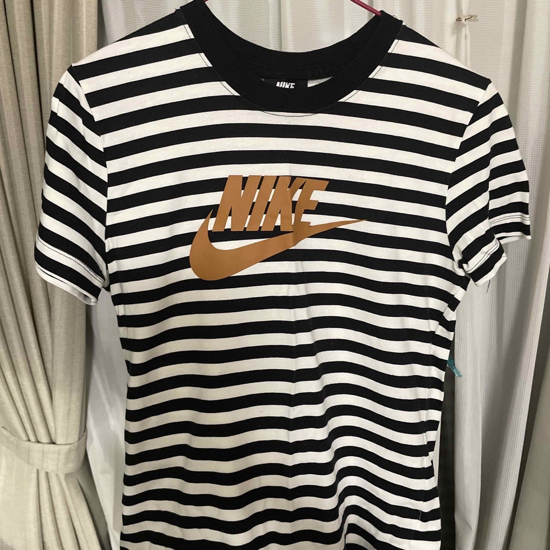 NIKE(ナイキ)のNIKE ナイキ ティシャツ Tシャツ 半袖 ストライプ🤍🩶 レディースのトップス(Tシャツ(半袖/袖なし))の商品写真