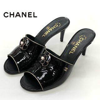 シャネル(CHANEL)の6470 シャネル パテント カメリア ココマーク パール サンダル ブラック(サンダル)