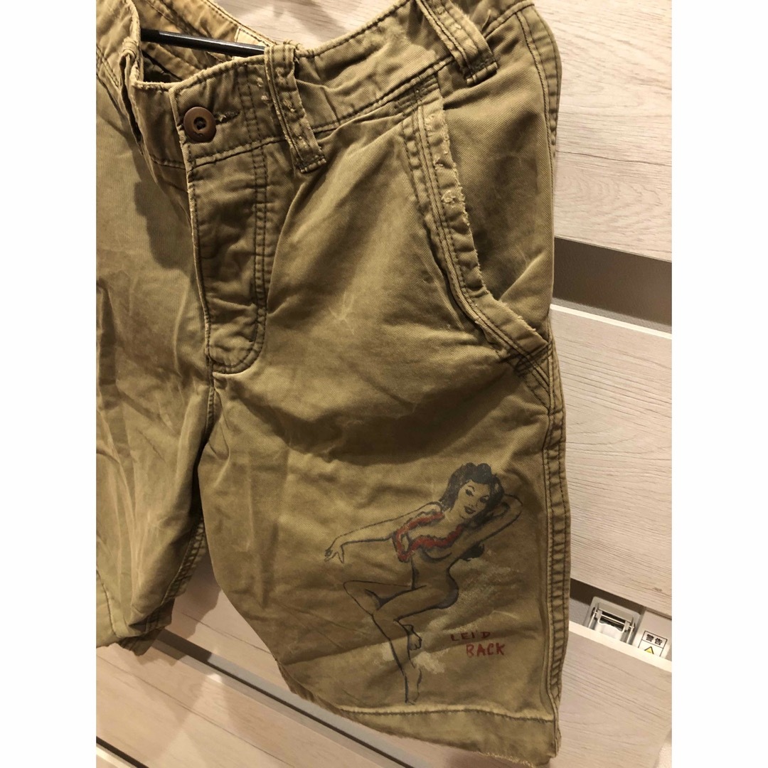 Hollister(ホリスター)のホリスター  hollistar 女性イラスト　ハーフパンツ　ダメージ加工 メンズのパンツ(ショートパンツ)の商品写真