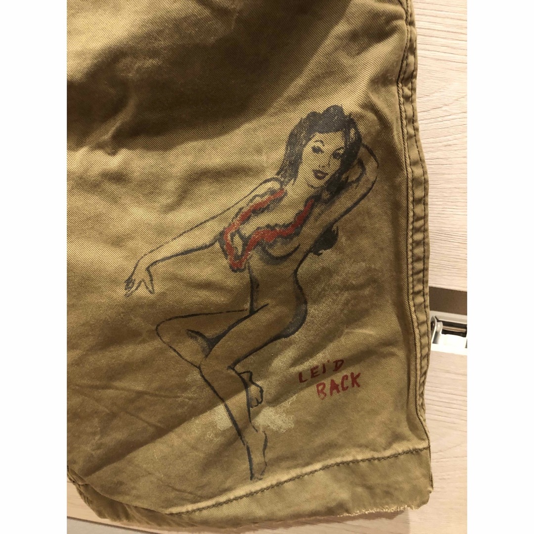 Hollister(ホリスター)のホリスター  hollistar 女性イラスト　ハーフパンツ　ダメージ加工 メンズのパンツ(ショートパンツ)の商品写真