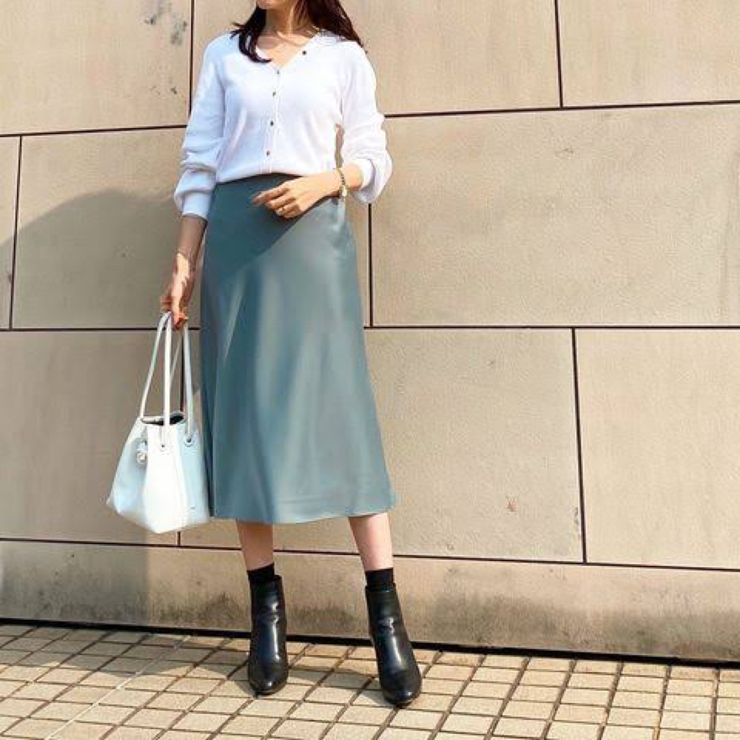 UNIQLO - UNIQLO サテンナローフレアスカート(丈標準72~76cm)の通販 ...