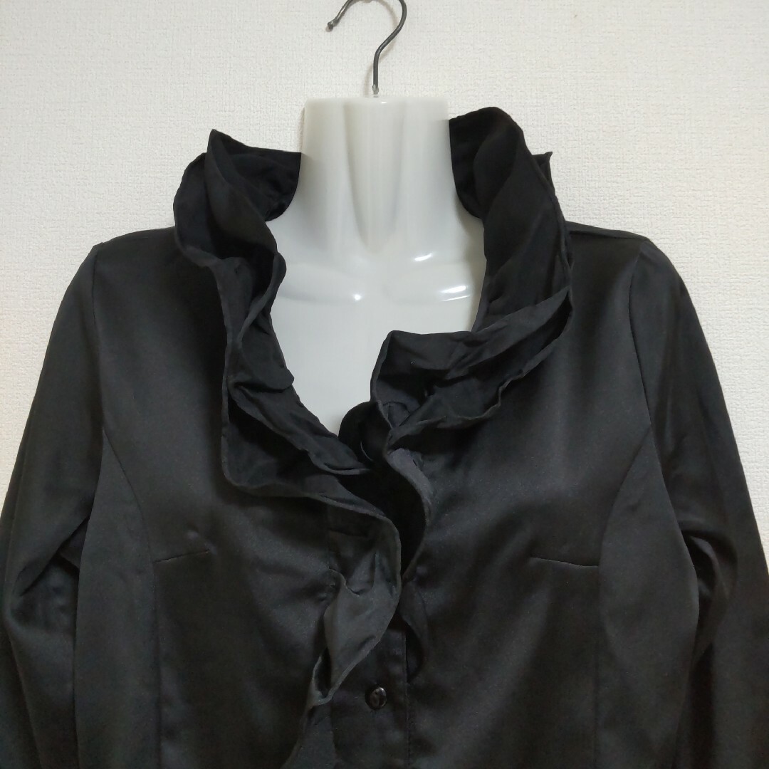 フリル襟 サテン ブラウス 黒 ドレスシャツ レディースのトップス(シャツ/ブラウス(長袖/七分))の商品写真