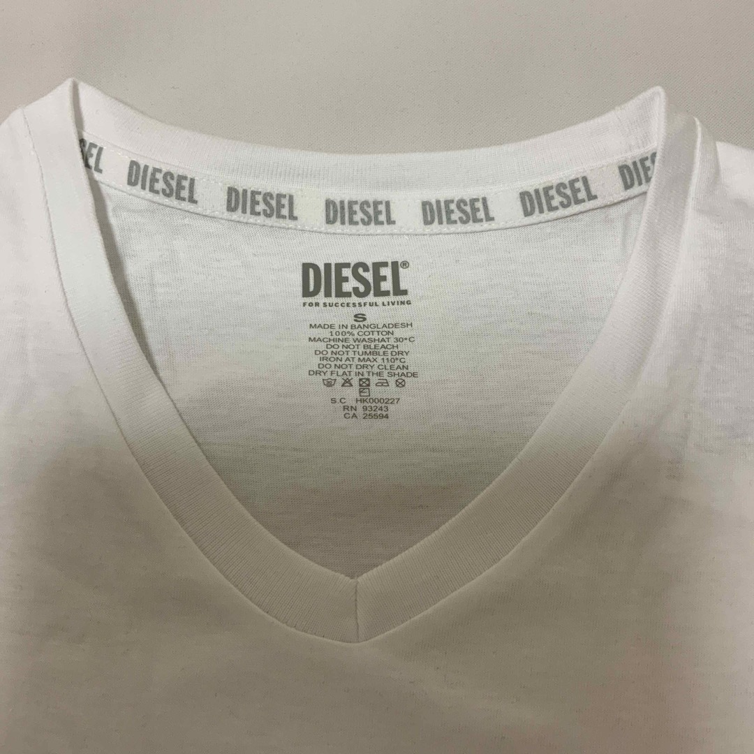 DIESEL(ディーゼル)の洗練されたデザイン　DIESEL　Vネック　ブラック/ホワイト　2枚セット　L メンズのトップス(Tシャツ/カットソー(半袖/袖なし))の商品写真