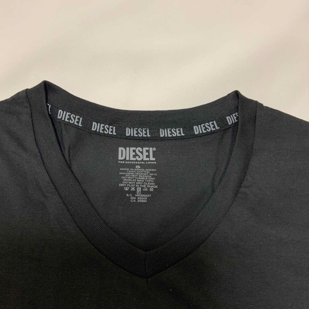 DIESEL(ディーゼル)の洗練されたデザイン　DIESEL　Vネック　ブラック/ホワイト　2枚セット　M メンズのトップス(Tシャツ/カットソー(半袖/袖なし))の商品写真
